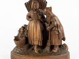 statue en bronze représentant deux femmes portant des paniers et un panier de fruits