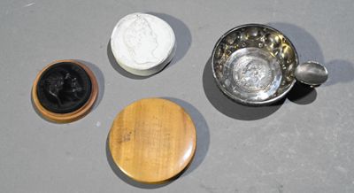 trois bols et une cuillère en bois sur la table