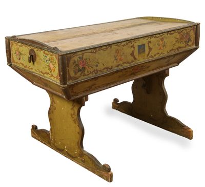 une vieille table en bois ornée d'un motif peint