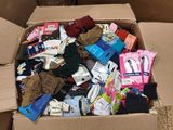 une boîte en carton remplie de vêtements et d'autres objets