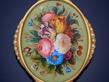 a picture of a picture of a broochle with flowers on it