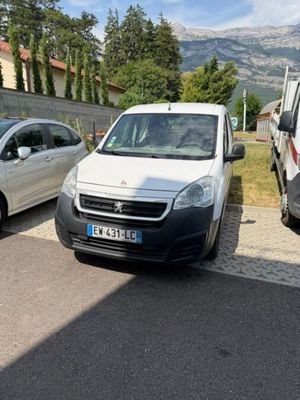 des voitures garées sur le bord de la route devant une maison
