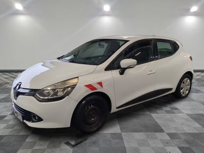 la voiture blanche est garée sur un sol en damier dans le garage