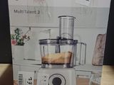 une boîte contenant un mixeur posée sur une table en bois