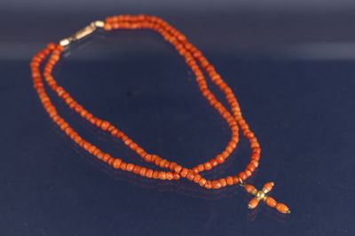 Gros plan sur un collier orné d'une croix