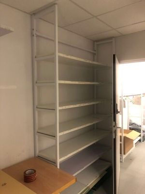 une pièce avec des étagères et une table