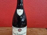 une bouteille de vin posée sur une table en bois