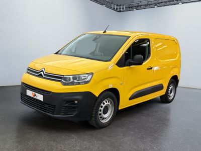 La camionnette jaune est garée dans une grande pièce.