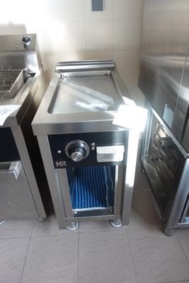 deux fours en acier inoxydable placés côte à côte dans une cuisine