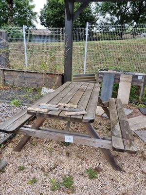 une table de pique-nique fabriquée à partir de planches de bois
