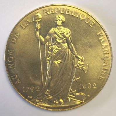pièce d'or représentant une femme tenant une épée