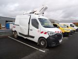 une camionnette blanche garée dans un parking