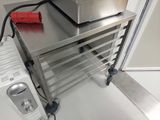 un grille-pain et un autre grille-pain posé sur une table