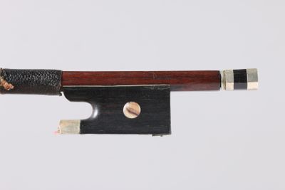 un archet de violon attaché à une pièce de bois