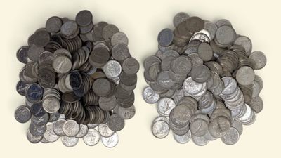 deux tas de pièces d'argent posés sur une surface blanche