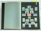 un livre dont la couverture est ornée de timbres