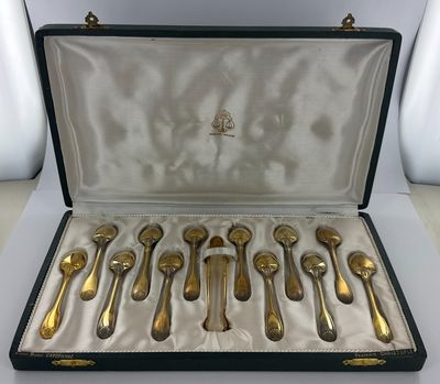 un coffret contenant de l'argenterie sur une table