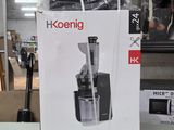 une boîte contenant un extracteur de jus posée sur une table dans un magasin