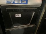 un four argenté portant un numéro, dans une cuisine