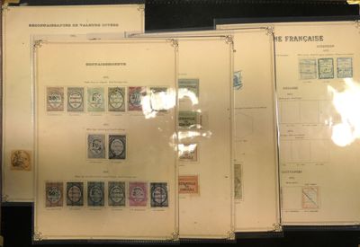 un grand nombre de timbres différents sur les pages d'un livre