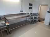 une cuisine avec des plans de travail et des placards en inox