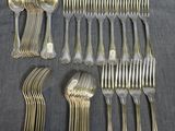 beaucoup de cuillères et de fourchettes en argent sur la table