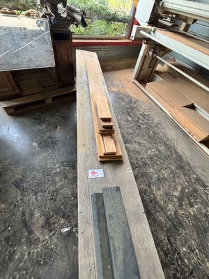 plusieurs morceaux de bois sont posés sur une table dans une pièce