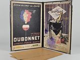 un livre ouvert sur lequel figurent l'image d'un verre à vin et d'une bouteille