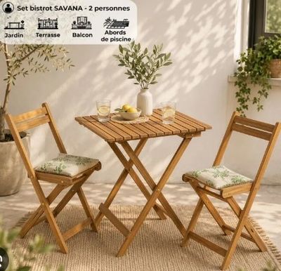 deux chaises et une table sur une terrasse, avec une plante en pot