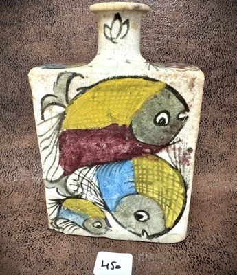 un petit vase orné d'un motif de poisson