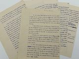 plusieurs vieilles lettres sont empilées sur une table