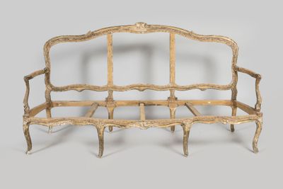 un banc en bois posé sur une surface grise
