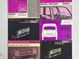quatre brochures automobiles et manuels d'entretien différents posés sur un fond blanc