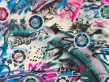 une photo d'un mur recouvert de graffitis et d'autocollants