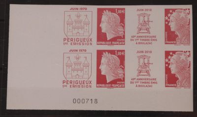 une image représentant une carte postale rouge et blanche sur laquelle figurent des timbres
