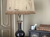 une lampe posée sur une table dans une pièce