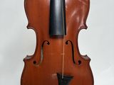 gros plan d'un violon avec un archet sur fond blanc