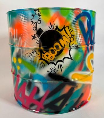 une tasse colorée ornée de graffitis, posée sur une table