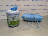 une pelote de fil bleu à côté d'une bobine de fil bleu