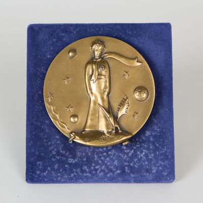 une image représentant une médaille d'or et une femme tenant une raquette de tennis