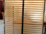 une latte en bois posée sur une table dans une pièce