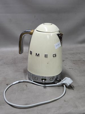 une bouilloire électrique blanche munie d'un cordon d'alimentation