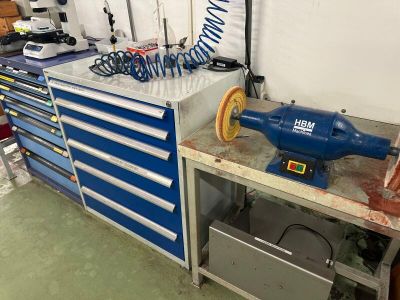 une photo d'un établi dans un garage avec des outils dessus