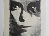 un dessin en noir et blanc représentant le visage d'une femme avec des yeux