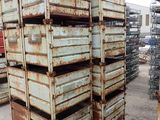 une pile de caisses empilées les unes sur les autres