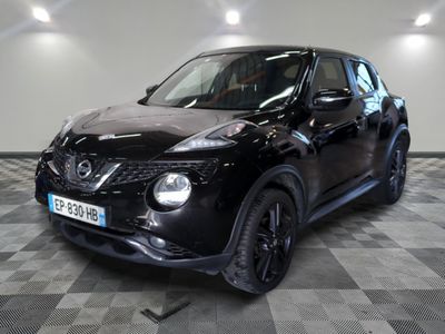 Le SUV Nissan Juke noir est garé dans une grande pièce.