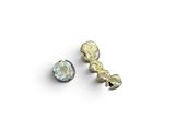 deux boucles d'oreilles en argent et en or posées sur un fond blanc