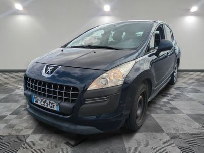 la petite voiture bleue est garée dans une grande pièce