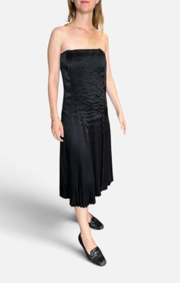 Modèle 3D d'une femme en robe noire posant pour une photo