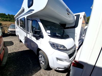 une photo d'un camping-car garé sur un parking
